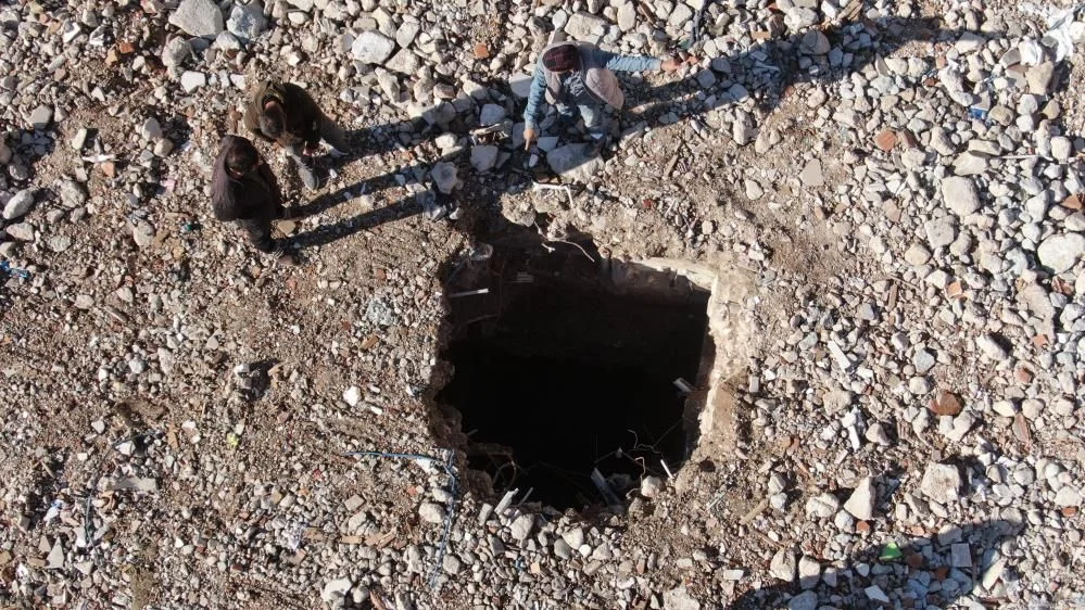 Hatay'da enkazı kaldırılan binanın yerinde 10 metre derinliğinde obruk oluştu