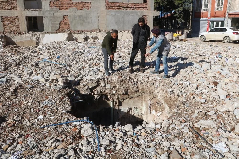 Hatay'da enkazı kaldırılan binanın yerinde 10 metre derinliğinde obruk oluştu