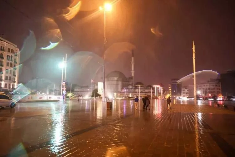İstanbullular dikkat! Lodos ve sağanak geceden başladı... Çatılar uçtu, vatandaşlar yürüyemedi!
