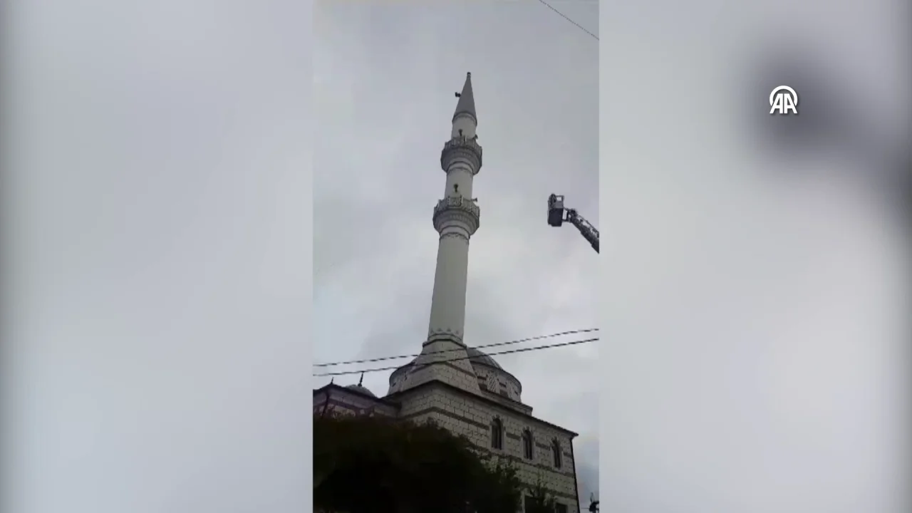 AKOM'dan uyarı: Dev dalgalar oluştu deniz ve hava trafiği durdu!