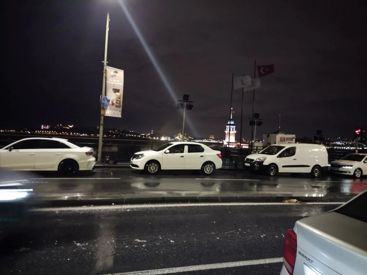 İstanbul'u fırtına vurdu: Üsküdar sahilde dev dalgalar oluştu