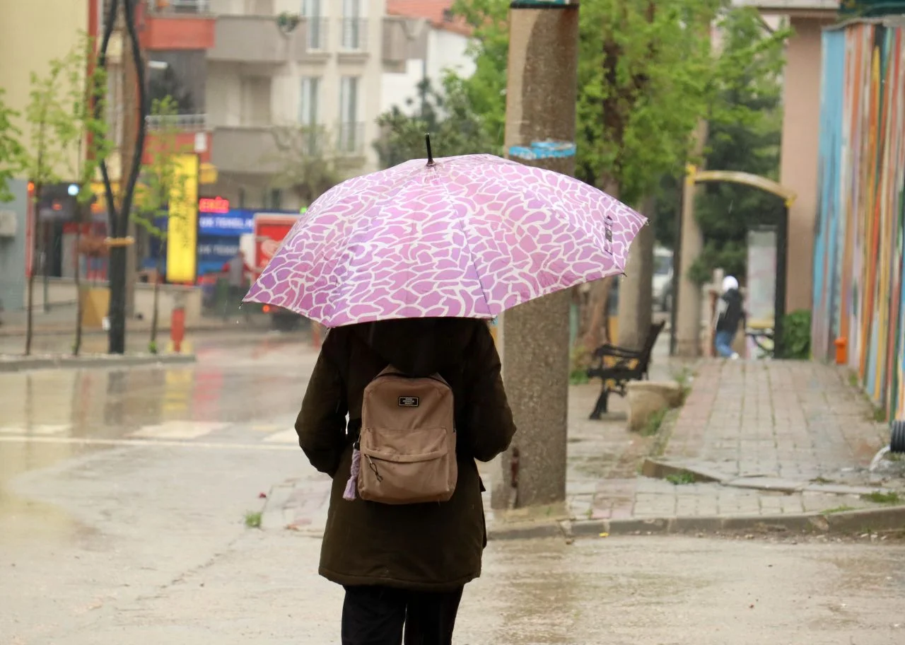 Meteoroloji hava durumu tahminlerini yayınladı! 10 şehre sağanak yağış uyarısı!