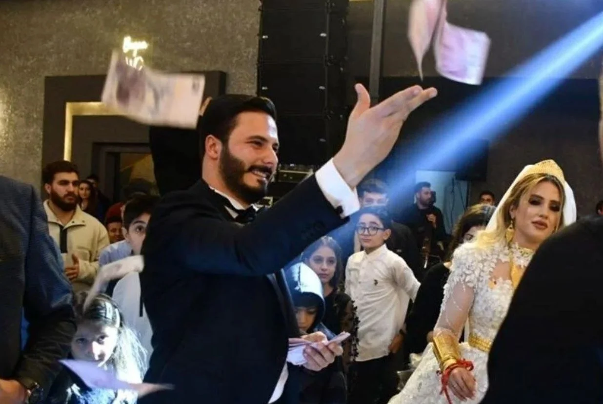 Yine aşiret düğünü yine aynı manzara: Valiz dolusu altın takıldı...