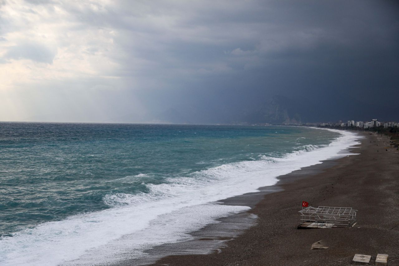 Antalya'da fırtına: Dev dalgalar oluştu, uçak seferleri iptal edildi