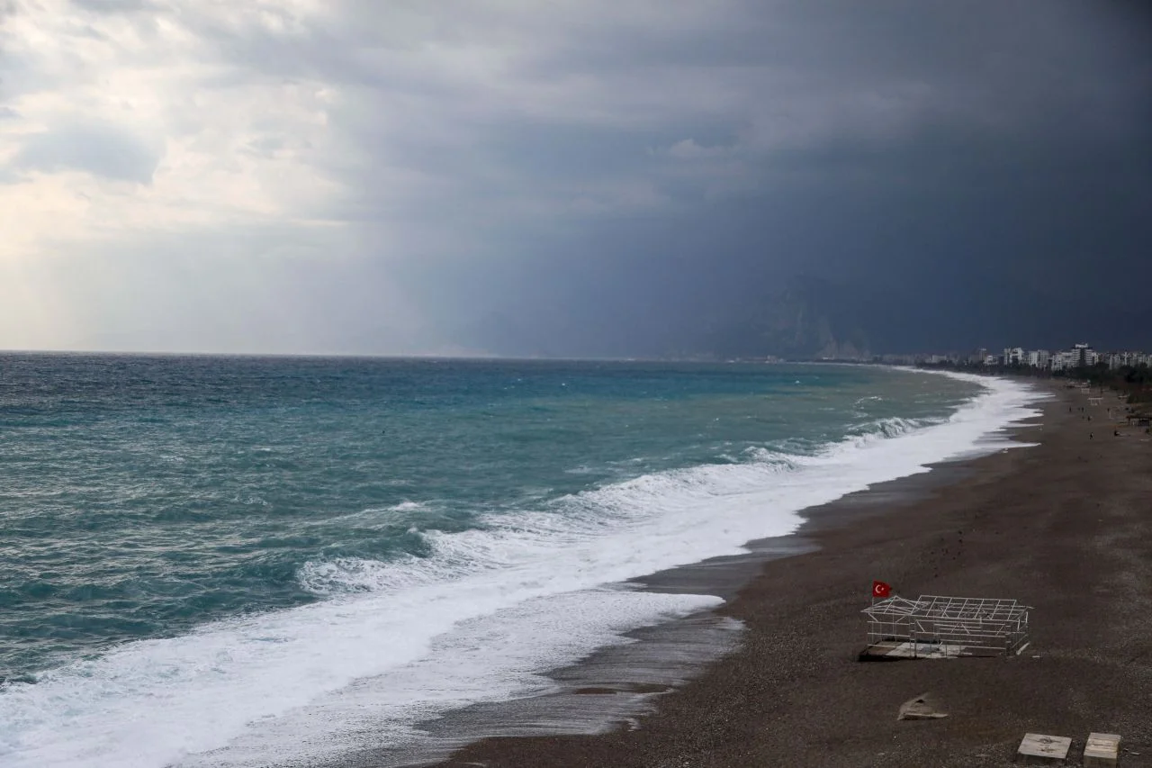 Antalya'da fırtına: Dev dalgalar oluştu, uçak seferleri iptal edildi
