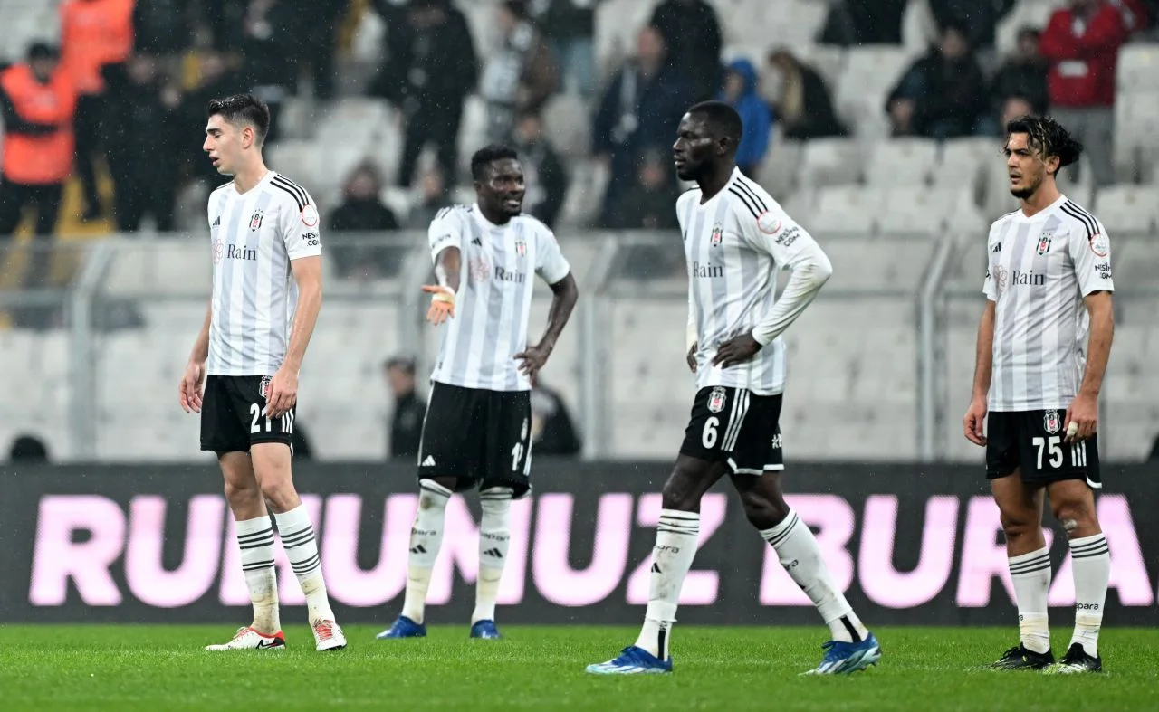 Canlı yayında çıldırdı, Beşiktaş'ın yeni hocasını açıkladı: "Efsaneler kestane oldu! Bir tane doğru iş yok. İspanya'dan haber aldım, o isimle görüşülüyor"