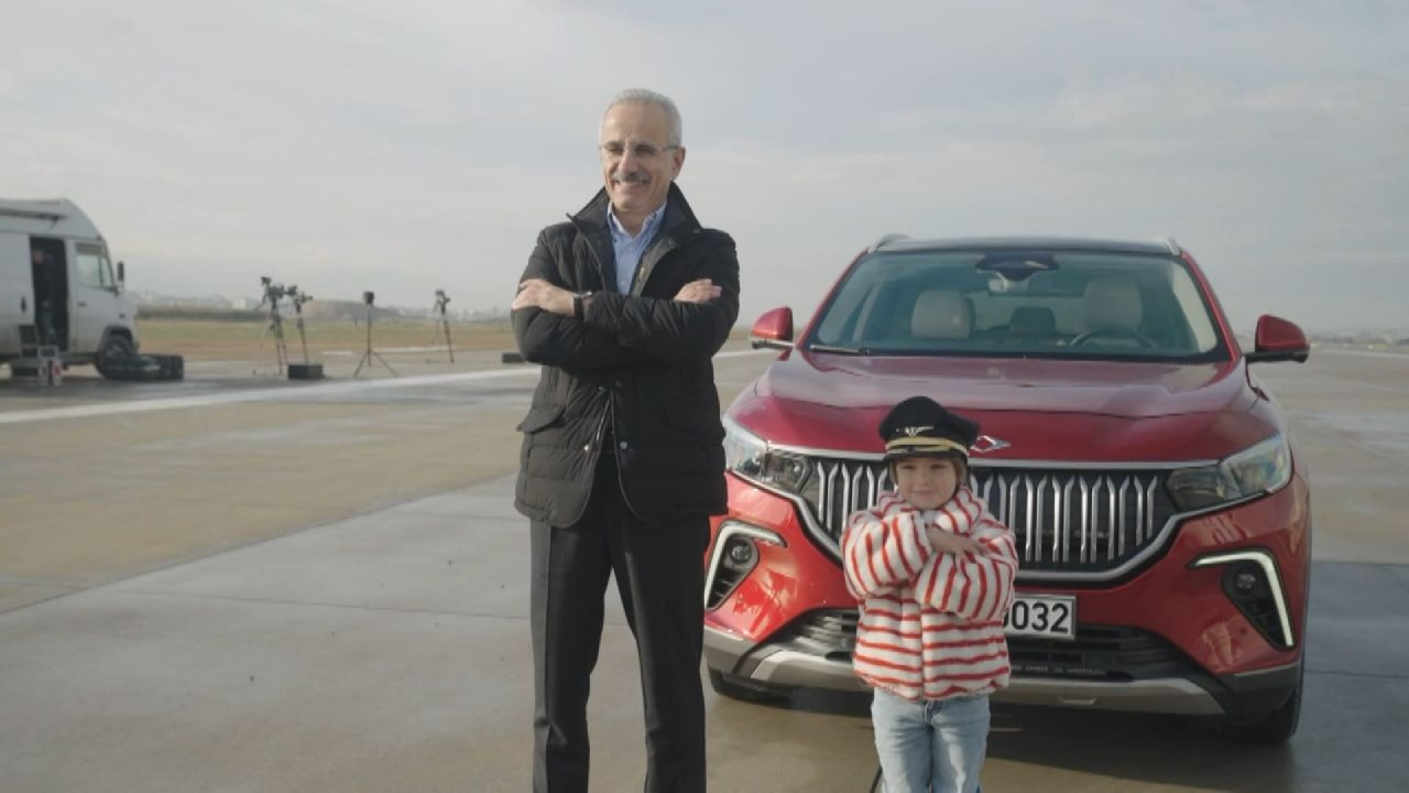 Açılış öncesi test: Bakan Uraloğlu ve Zayn Sofuoğlu havalimanı pistinde TOGG'larla yarıştı
