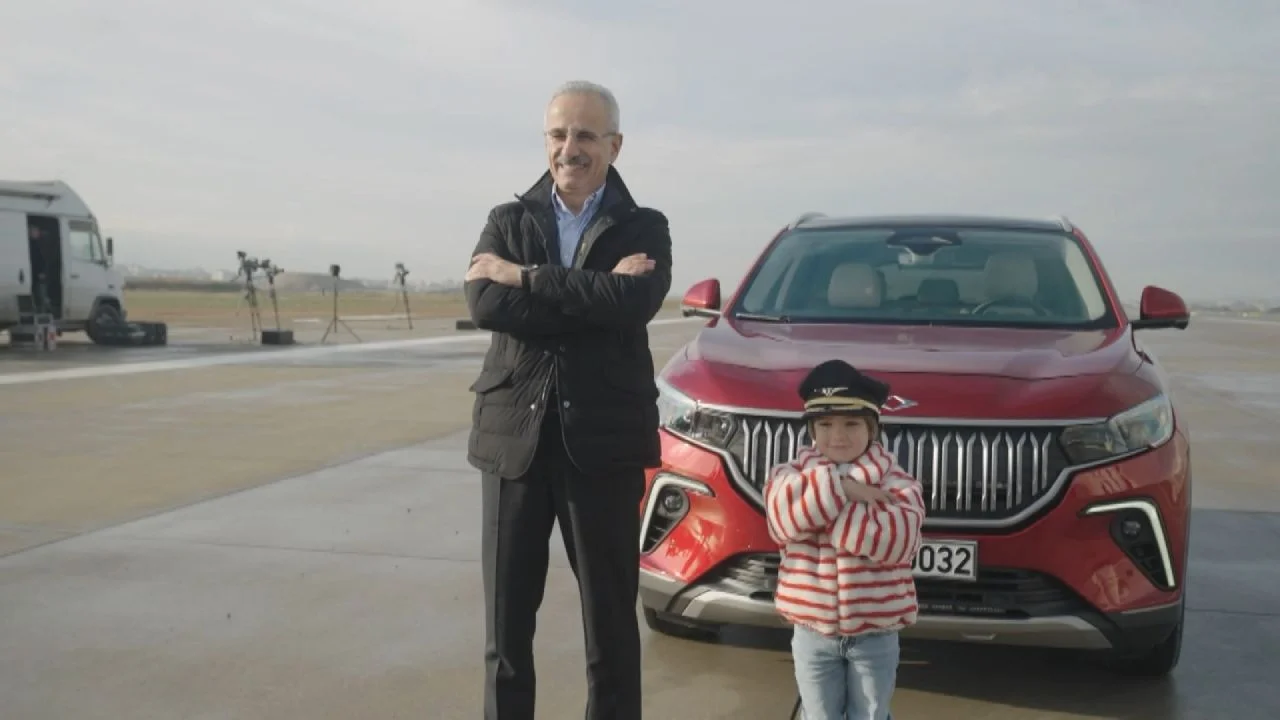 Açılış öncesi test: Bakan Uraloğlu ve Zayn Sofuoğlu havalimanı pistinde TOGG'larla yarıştı
