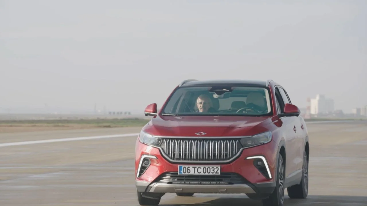 Açılış öncesi test: Bakan Uraloğlu ve Zayn Sofuoğlu havalimanı pistinde TOGG'larla yarıştı