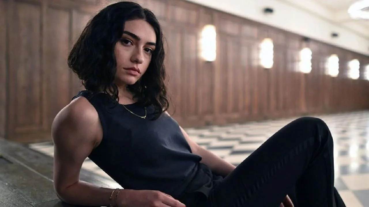 Pavyon sahnesi olay olmuştu! Hazar Ergüçlü cesur pozları ile yürekleri hoplattı!