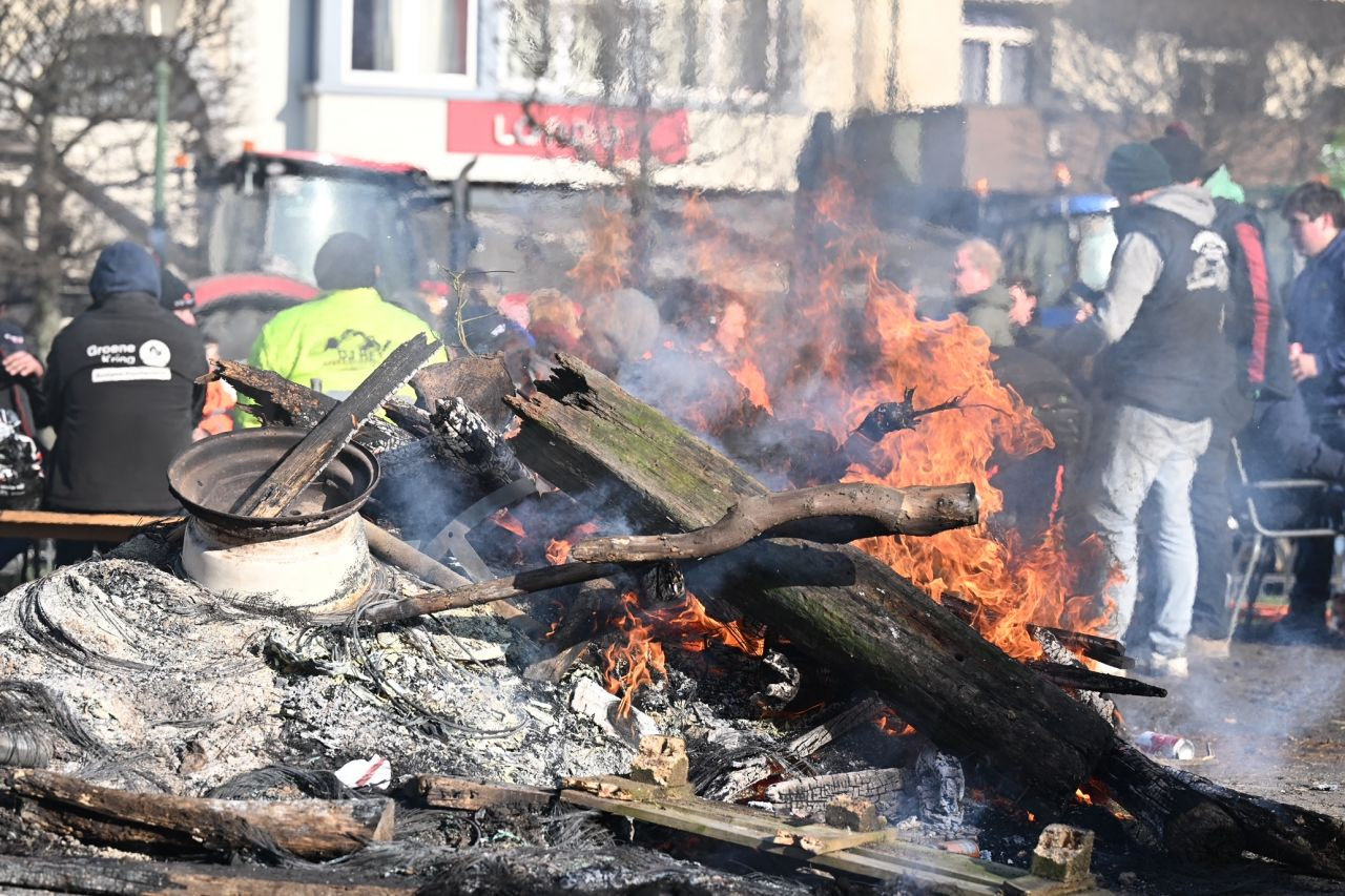 Belçika savaş alanı! Protestolar şiddetleniyor: Çiftçiler Avrupa Parlamentosu'nu ablukaya aldı