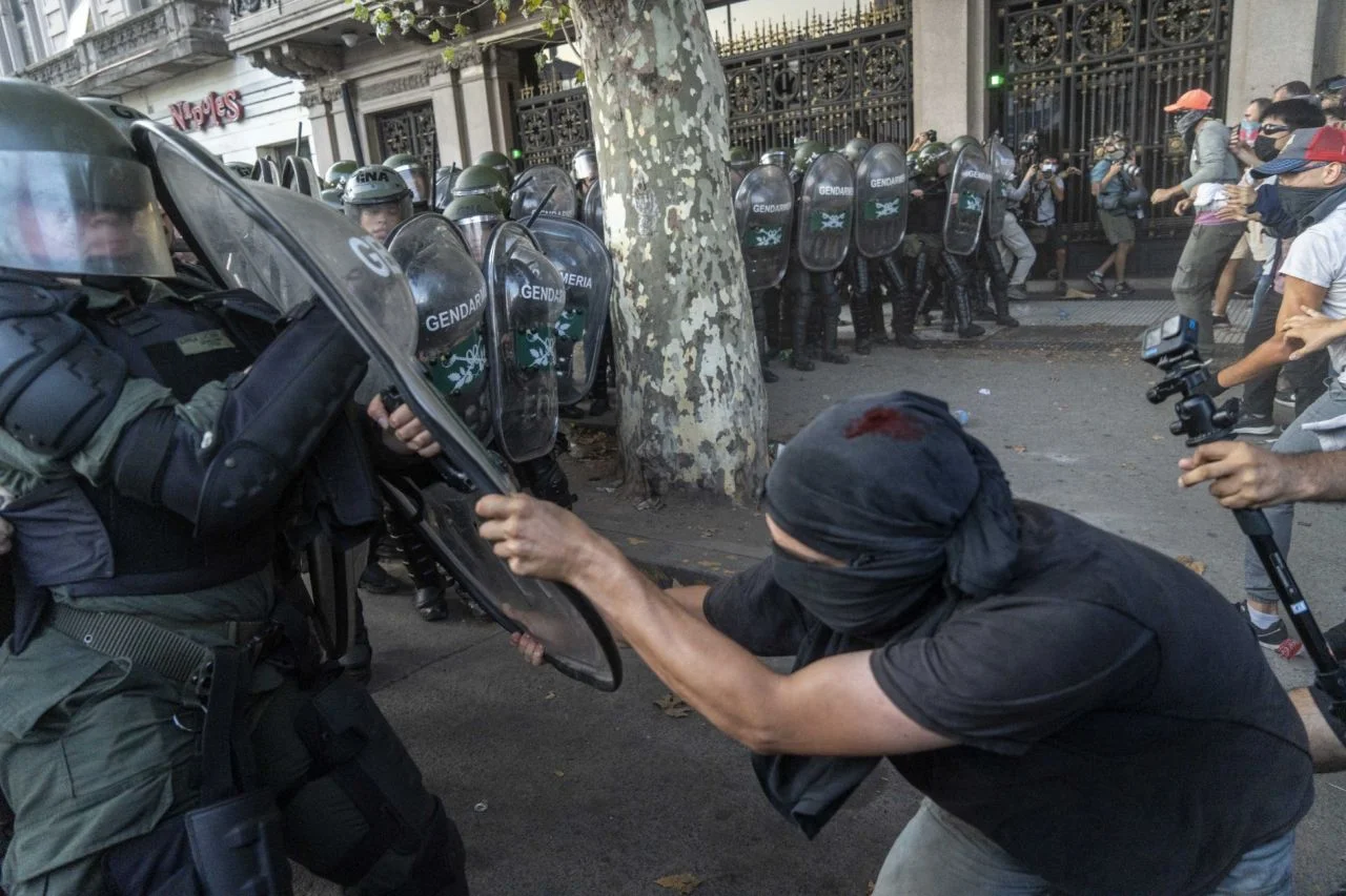 Arjantin'de Milei'ye karşı protestolar sürüyor: Binlerce kişi sokakta! Ülke savaş alanına döndü...