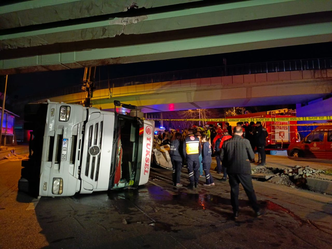 Bakırköy'de üst geçide çarpan TIR otomobilin üzerine devrildi: 4 ölü