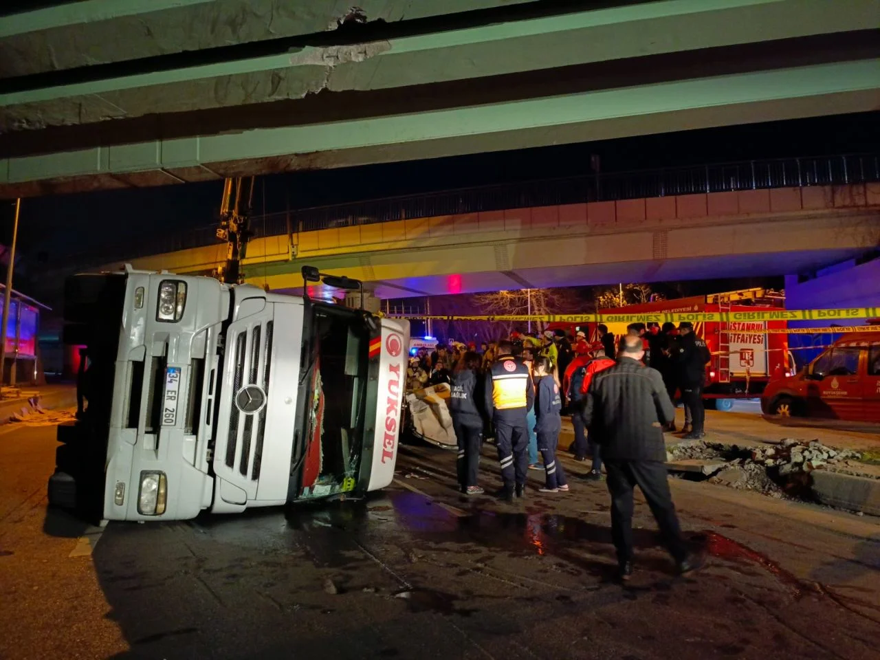 Bakırköy'de üst geçide çarpan TIR otomobilin üzerine devrildi: 4 ölü