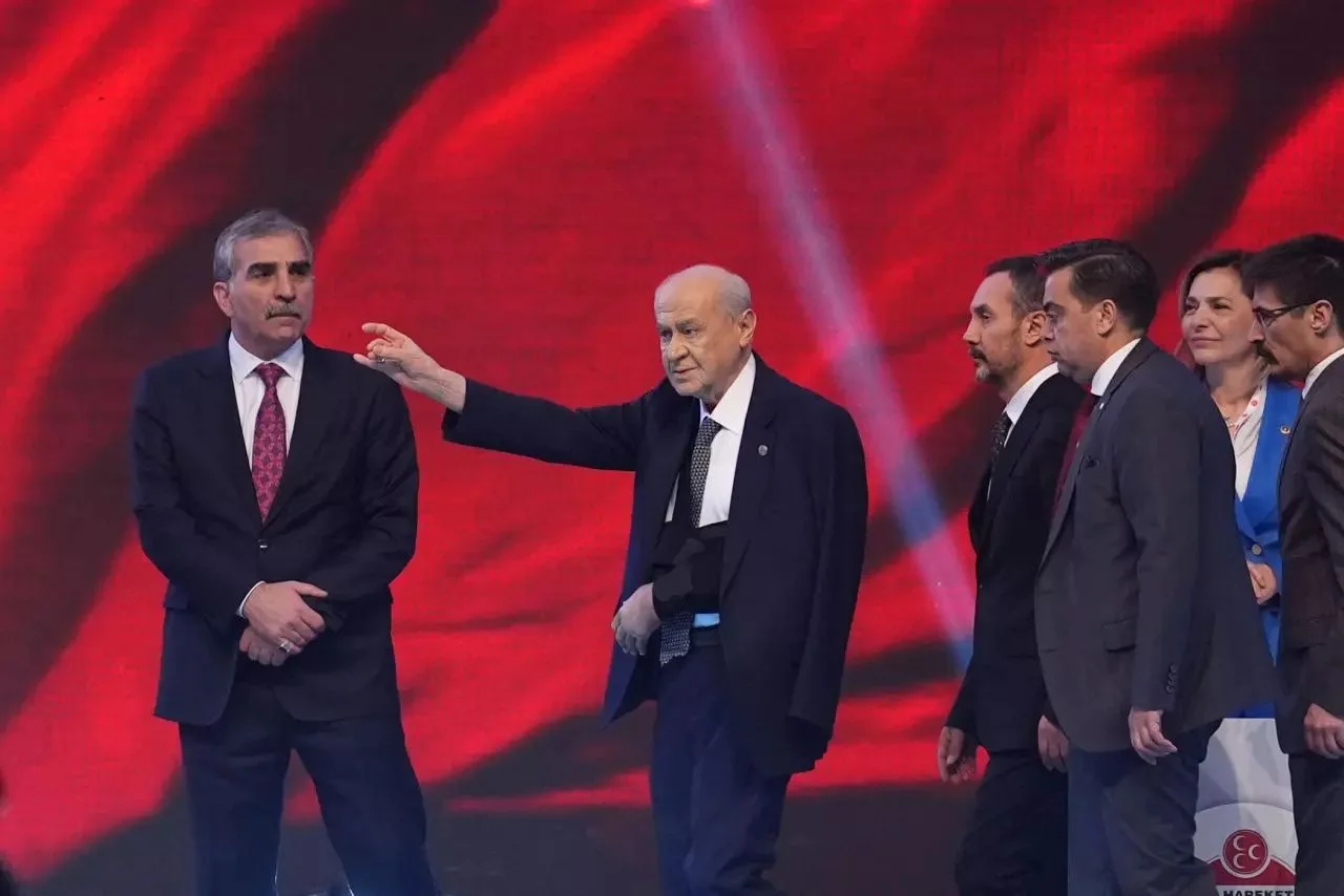 MHP Kurultayı'na kolu sargılı geldi... Devlet Bahçeli'nin omzu burkuldu!