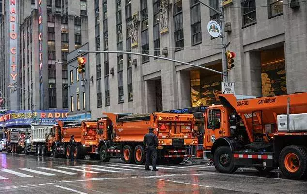 New York caddelerinde görülmemiş olay! 20 kum dolu kamyonla Joe Biden'ı korudular...