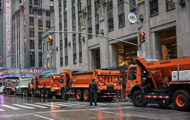 New York caddelerinde görülmemiş olay! 20 kum dolu kamyonla Joe Biden'ı korudular...