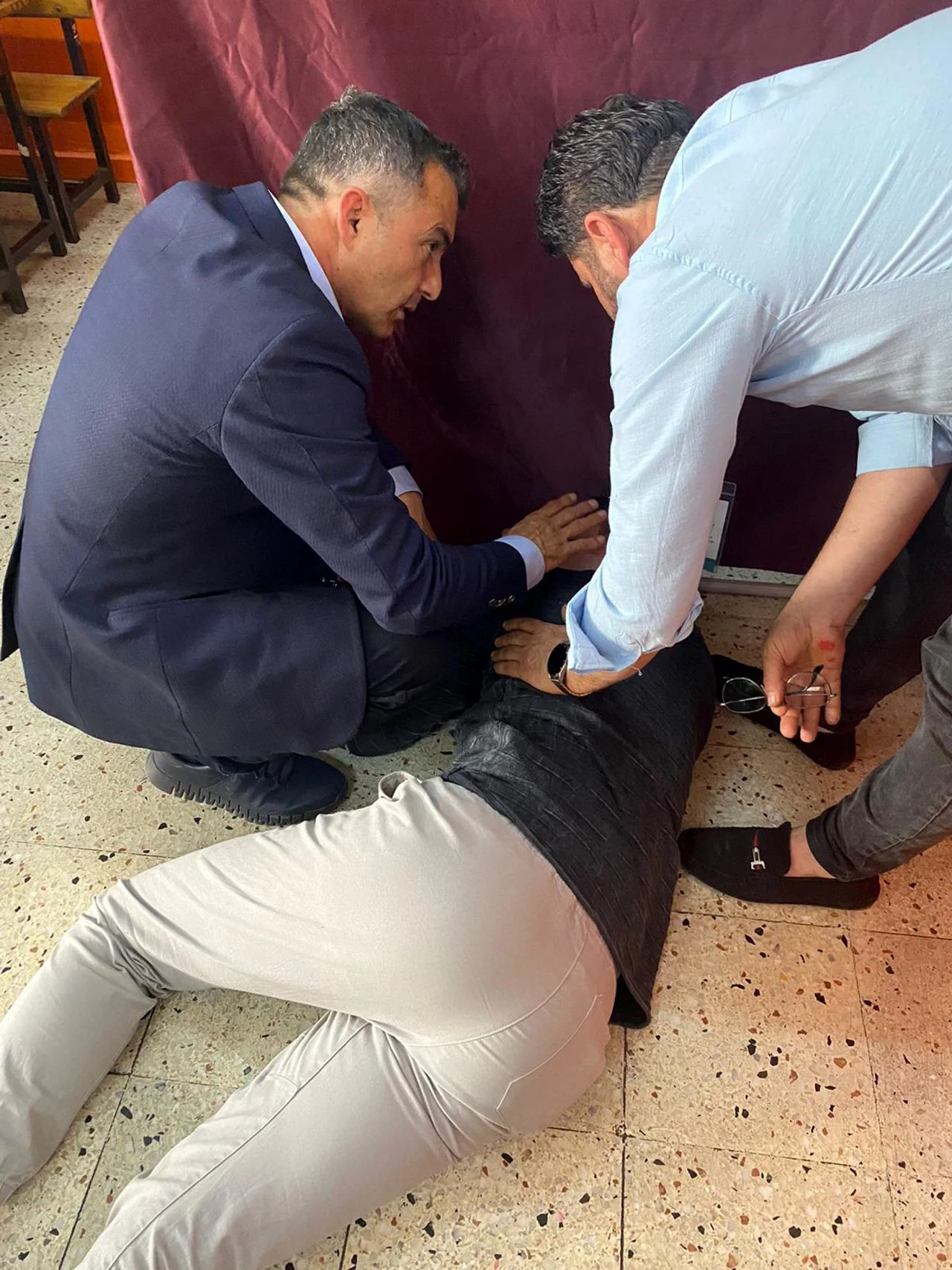 Rahatsızlanan müşahide ilk müdahaleyi doktor başkan adayı yaptı