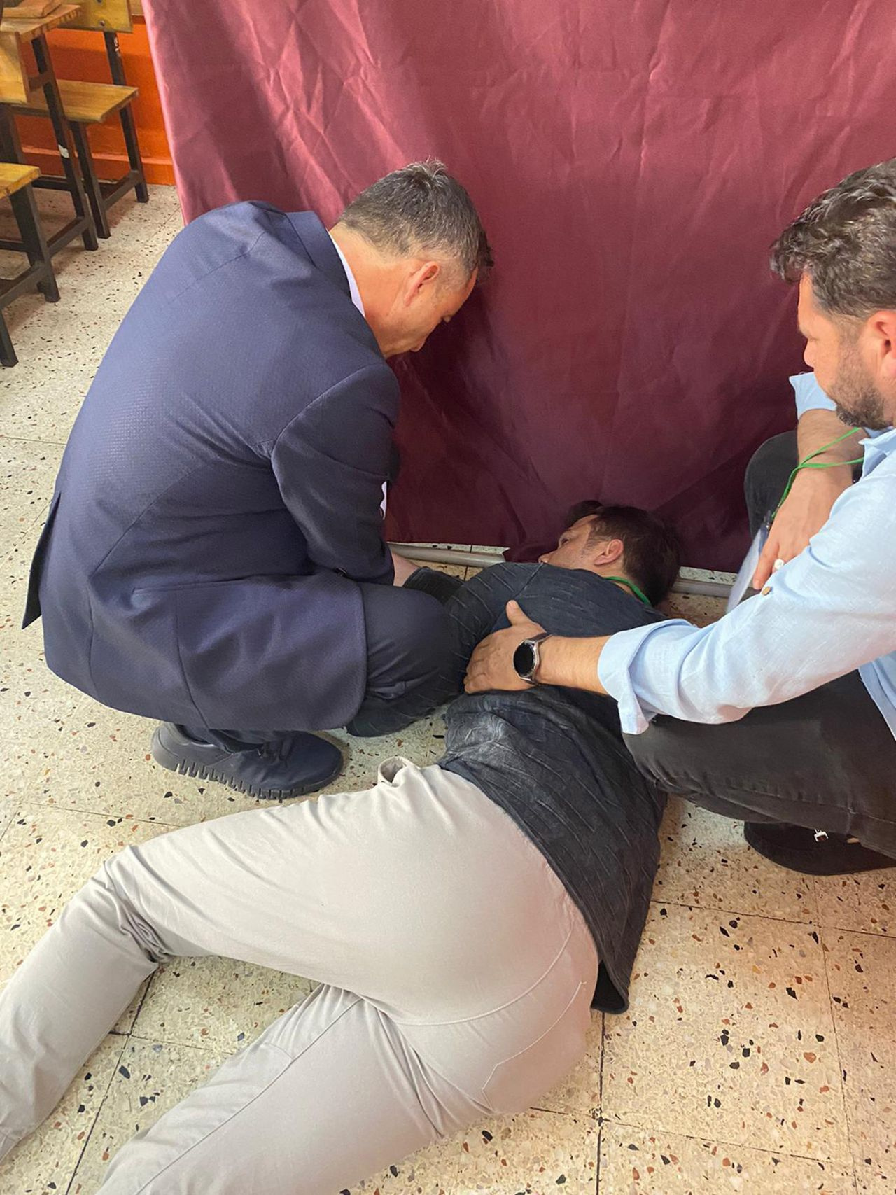 Rahatsızlanan müşahide ilk müdahaleyi doktor başkan adayı yaptı