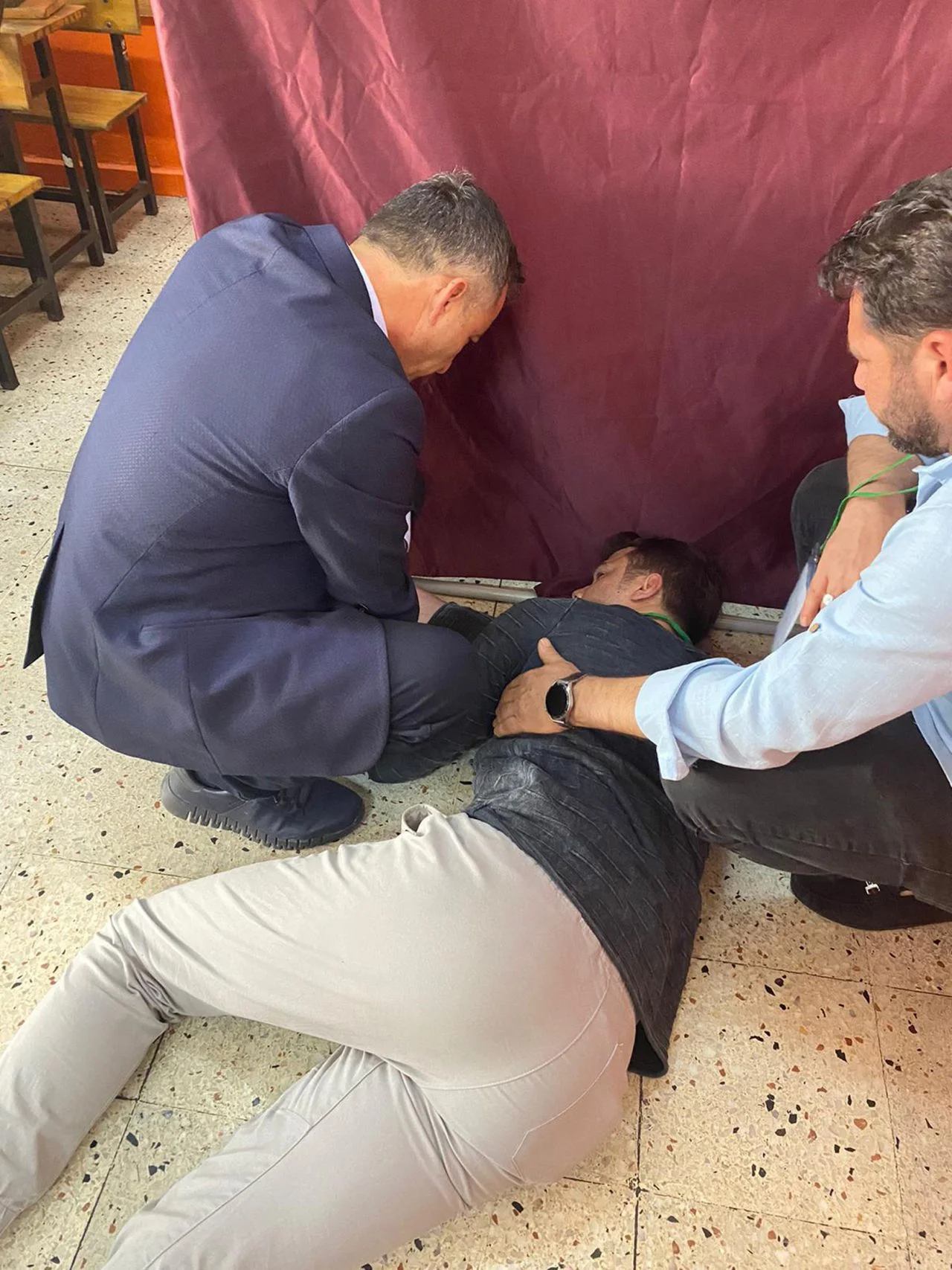 Rahatsızlanan müşahide ilk müdahaleyi doktor başkan adayı yaptı