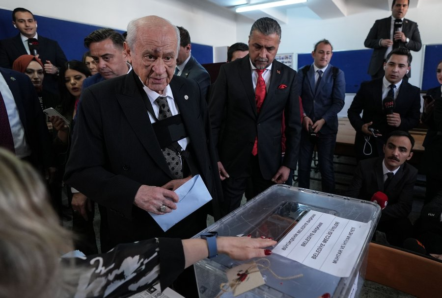 Devlet Bahçeli'nin kolundaki sargı ve yüzündeki morlukların nedeni belli oldu! MHP'den açıklama...