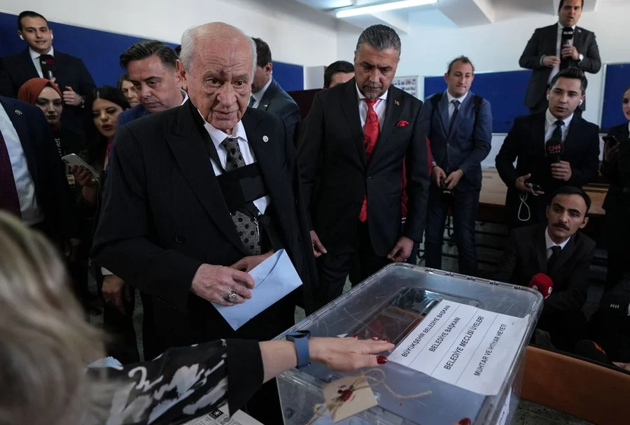 Devlet Bahçeli'nin kolundaki sargı ve yüzündeki morlukların nedeni belli oldu! MHP'den açıklama...