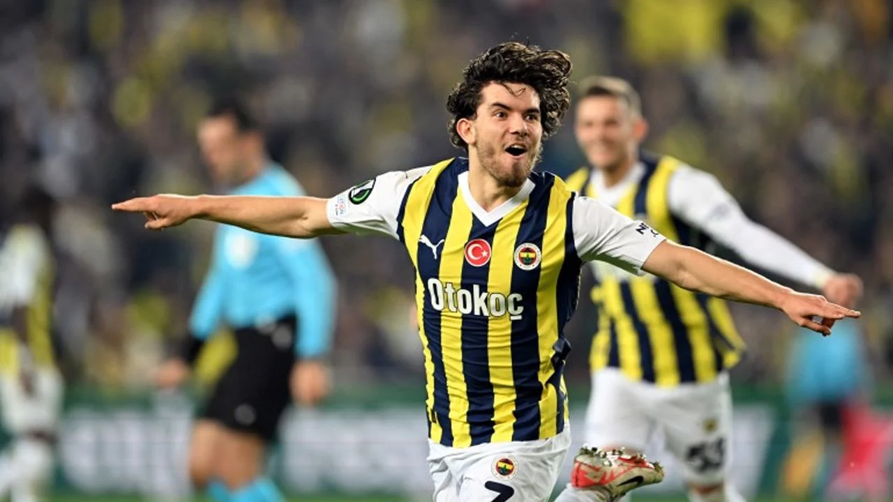 Fenerbahçe Ferdi Kadıoğlu’nun yerini şimdiden doldurdu! Yıldız oyuncunun yerine gelecek yeni sol beki duyurdular: Ali Koç ayrılığı çok önce açıklamıştı…