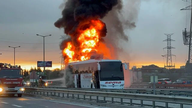 İstanbul Ümraniye'de ayrı noktalardaki iki yolcu otobüsünde yangın çıktı.