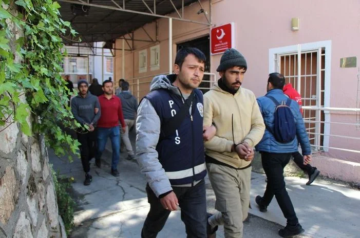 Düzensiz göçmenler geri iade merkezinden kaçtı!