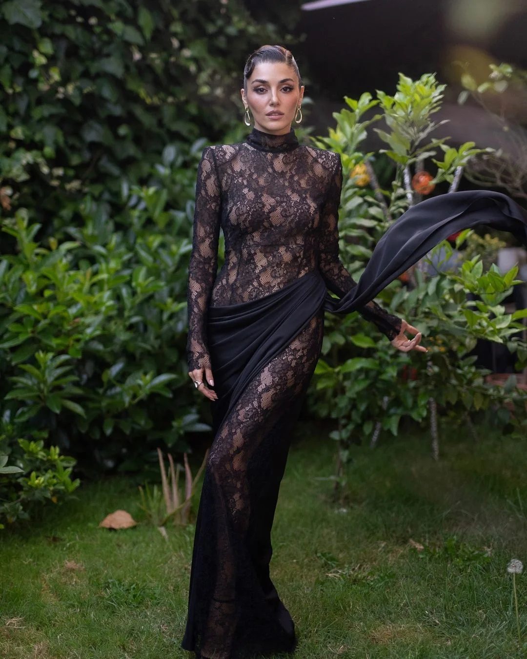 Hande Erçel'in Elle Style Awards ödül törenindeki zor anları! Elbisesinin azizliğine uğradı