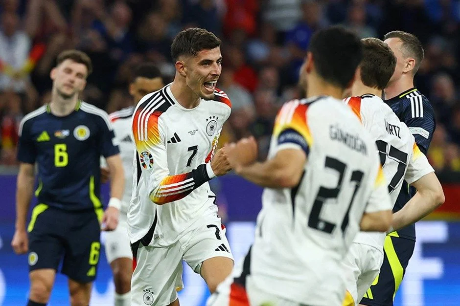 Futbolda bir ilk: VAR kararı stadyumdaki ekranda açıklandı!