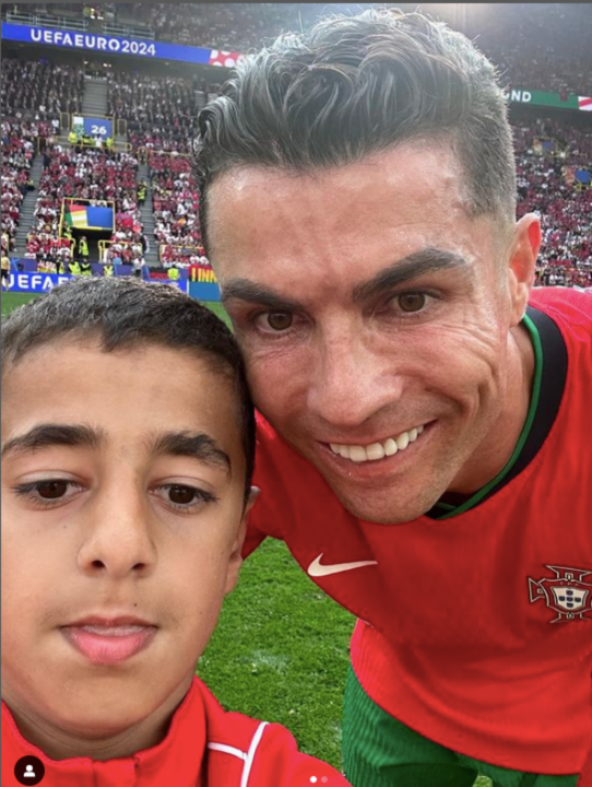 Dünya bu çocuğu konuşuyor! Sahaya atlayıp Ronaldo ile selfie çekti! O çocuk Türk çıktı