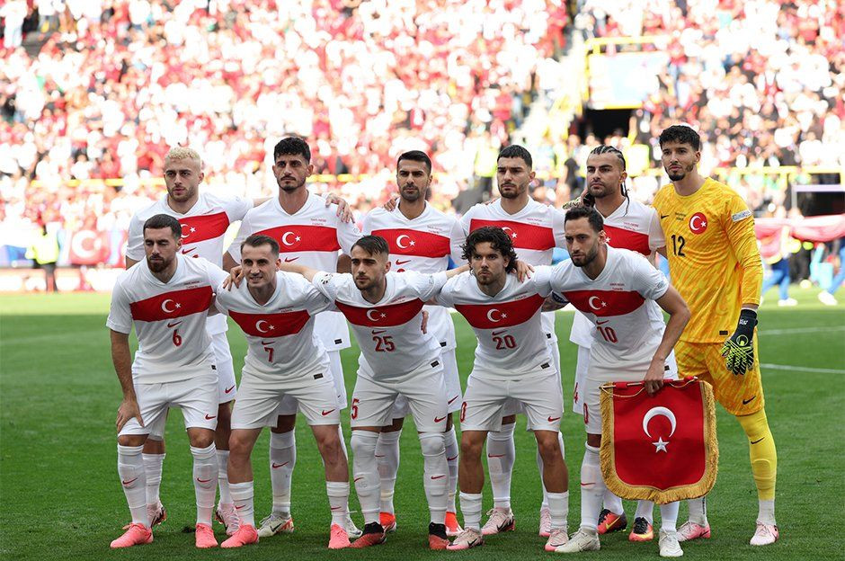 “Milli takımda kadro tercihlerini Vincenzo Montella değil Hamit Altıntop yapıyor! Portekiz’in en iyi oyuncusu Samet Akaydin sakatlanıp çıktı!”