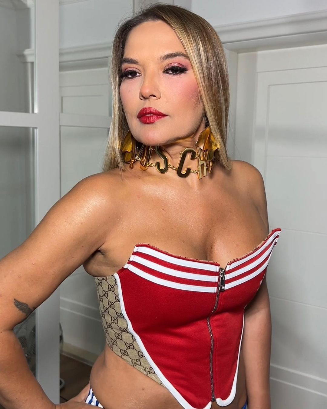 Demet Akalın, photoshopun dozunu kaçırınca göbek deliğini yok etti