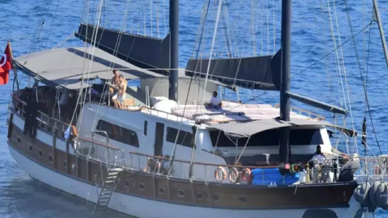 Zeynep Bastık ve Serkay Tütüncü teknede aşka geldi! İşte o anlar...