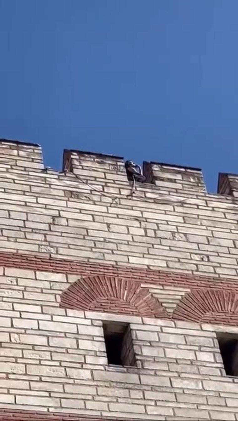 Fatih'te dehşet: Genç kızın kafasını kesip Edirnekapı surlarından attı, ardından intihar etti! Detaylar belli oldu...