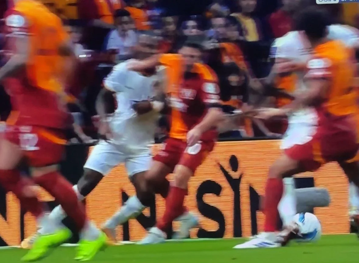 "Galatasaray'da Dries Mertens'e kırmızı kart verilmeliydi!" Erman Toroğlu hariç tüm yorumcular aynı fikirde buluştu: "Dirseğini silah olarak kullanıp rakibine vuruyor"