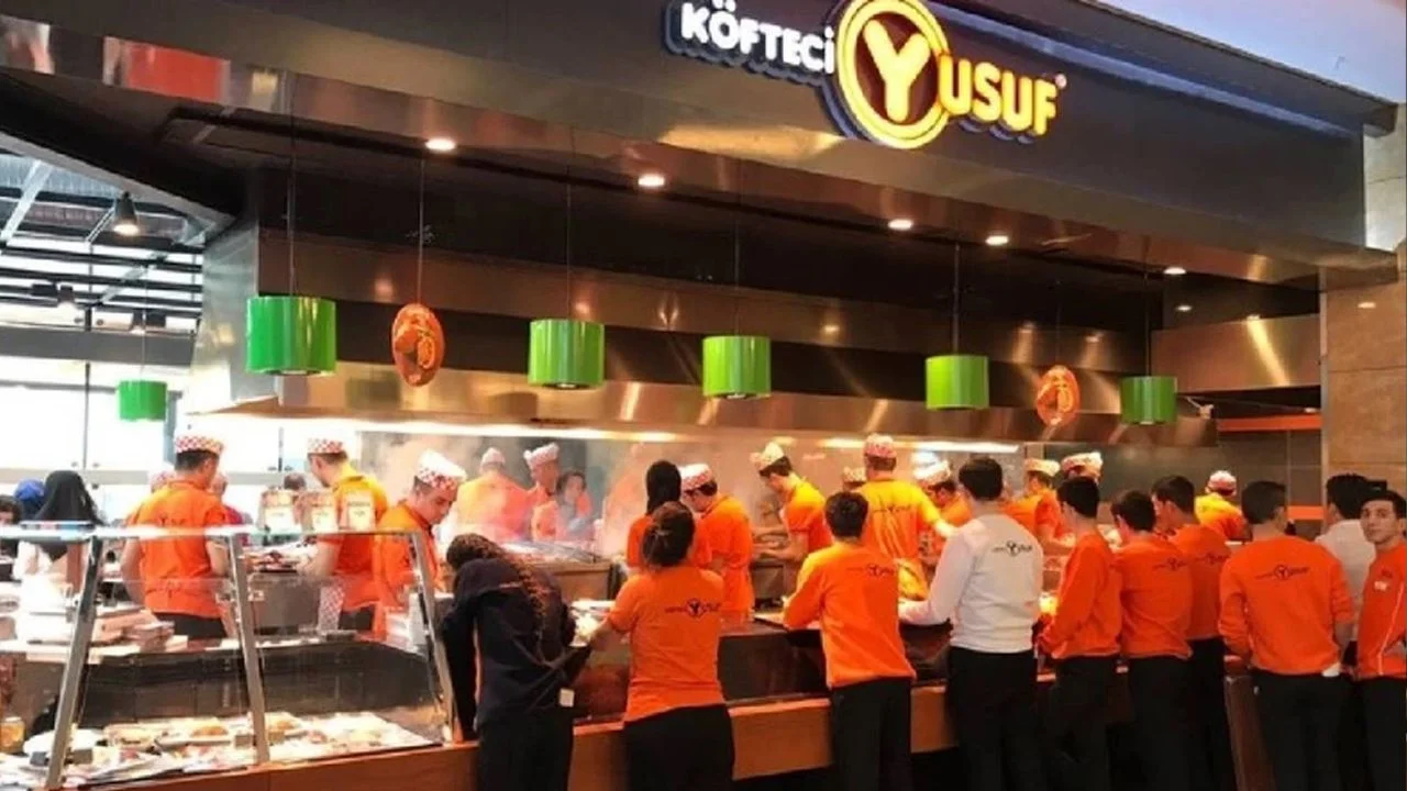 Köfteci Yusuf'ta domuz eti skandalı! Vatandaşlara domuz eti yediren markanın sahibi Yusuf Akkaş sırra kadem bastı...