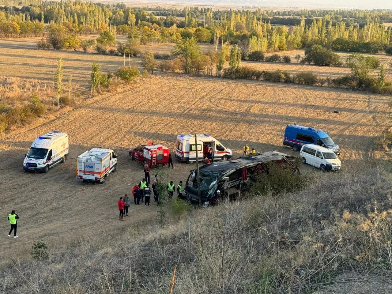 Afyonkarahisar'da yolcu otobüsü devrildi! Onlarca yaralı var...