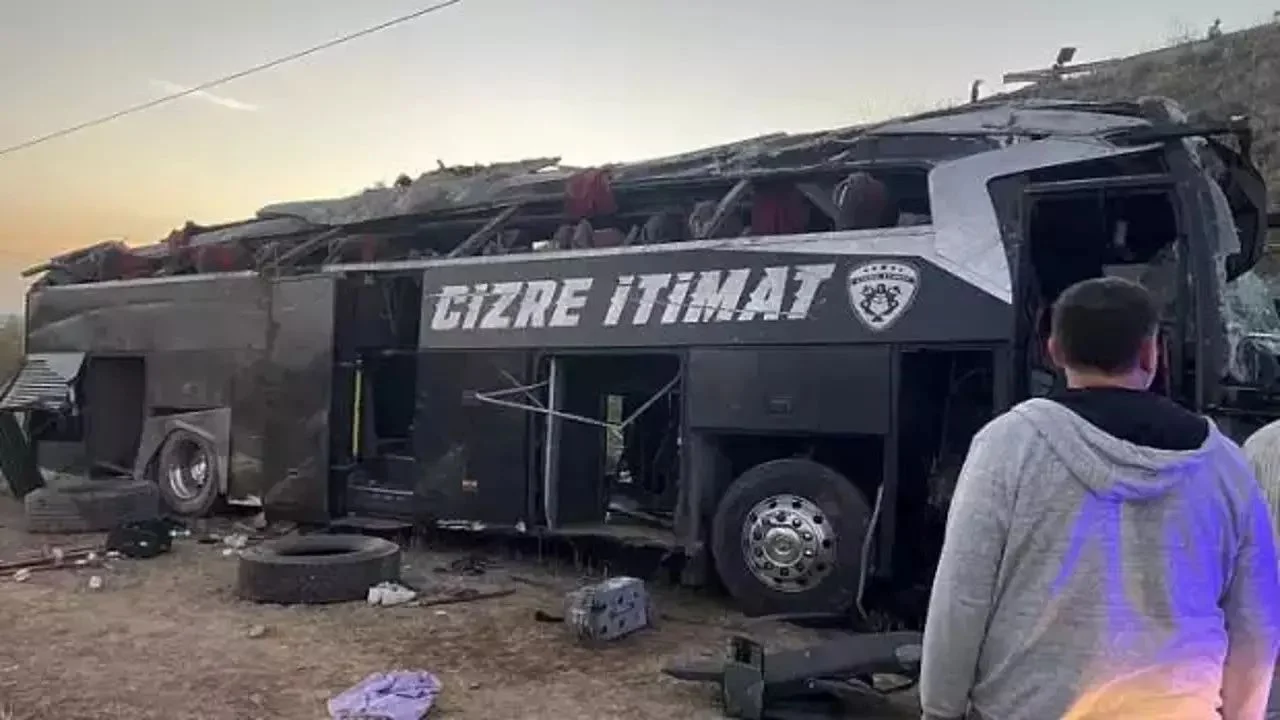 Afyonkarahisar'da yolcu otobüsü devrildi! Onlarca yaralı var...