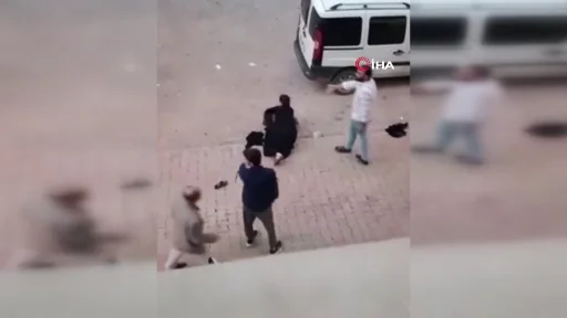 Elazığ'da sokak ortasında şiddet! Bir köşede kadınlar diğer köşede erkekler kavga etti