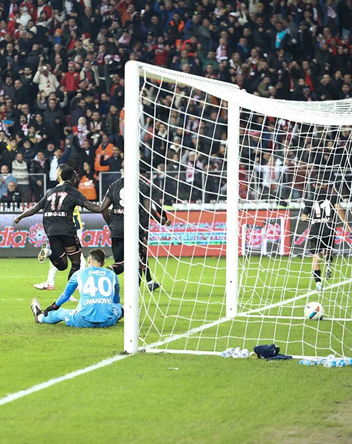 Sarı-Lacivertli taraftarlar küplere bindi! Jose Mourinho, Ali Koç ve Acun Ilıcalı topun ağzında: Derhal bugün...