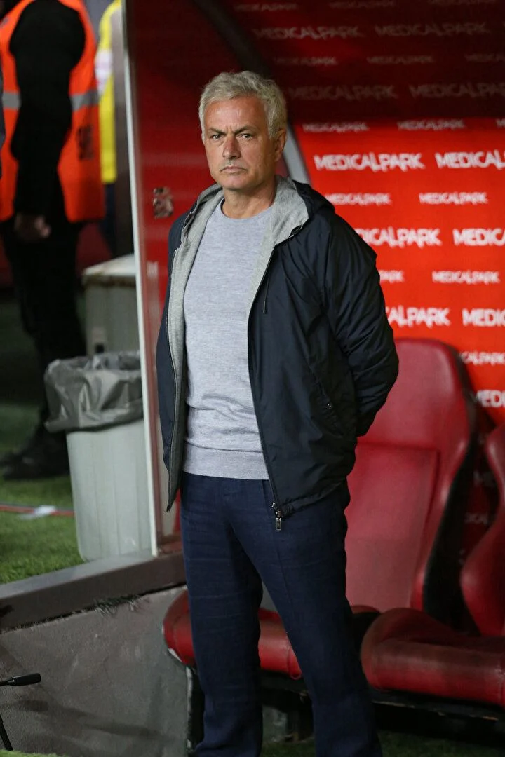 Sarı-Lacivertli taraftarlar küplere bindi! Jose Mourinho, Ali Koç ve Acun Ilıcalı topun ağzında: Derhal bugün...