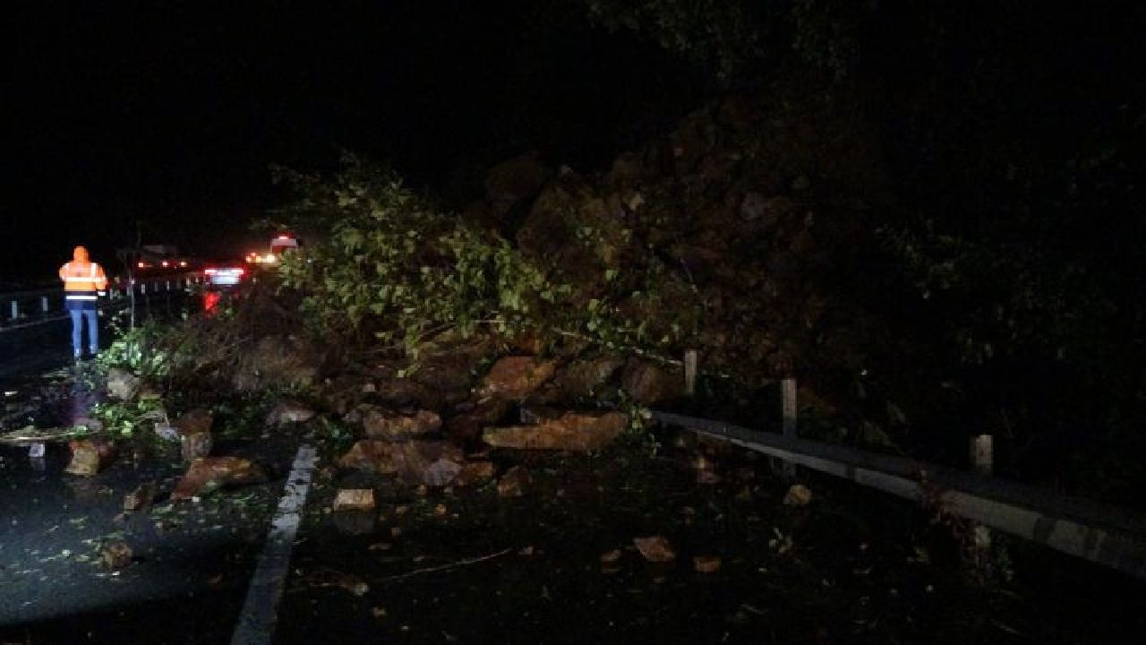 Karadeniz'de heyelan nedeniyle hayat durdu: Sahil yolu tek yönlü trafiğe kapatıldı...