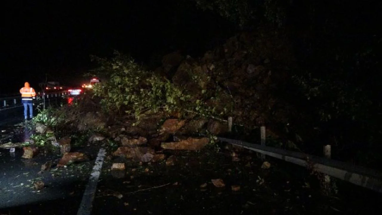Karadeniz'de heyelan nedeniyle hayat durdu: Sahil yolu tek yönlü trafiğe kapatıldı...