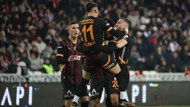 Nihat Kahveci gergin geçen maç sonrası bombayı patlattı: Birileri bir tuşa bastı bak bu ülkede!