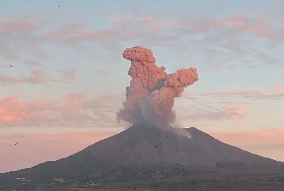 Japonya'daki Sakurajima yanardağının patlama anı dehşete düşürdü! 3400 metreyi aşan yüksekliğe duman püskürttü