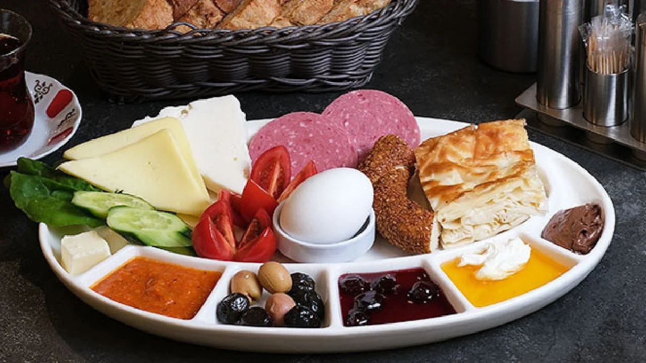 Günün en önemli öğünü! Sadece kahvaltı saatini değiştirerek daha sağlıklı yaşamak mümkün...
