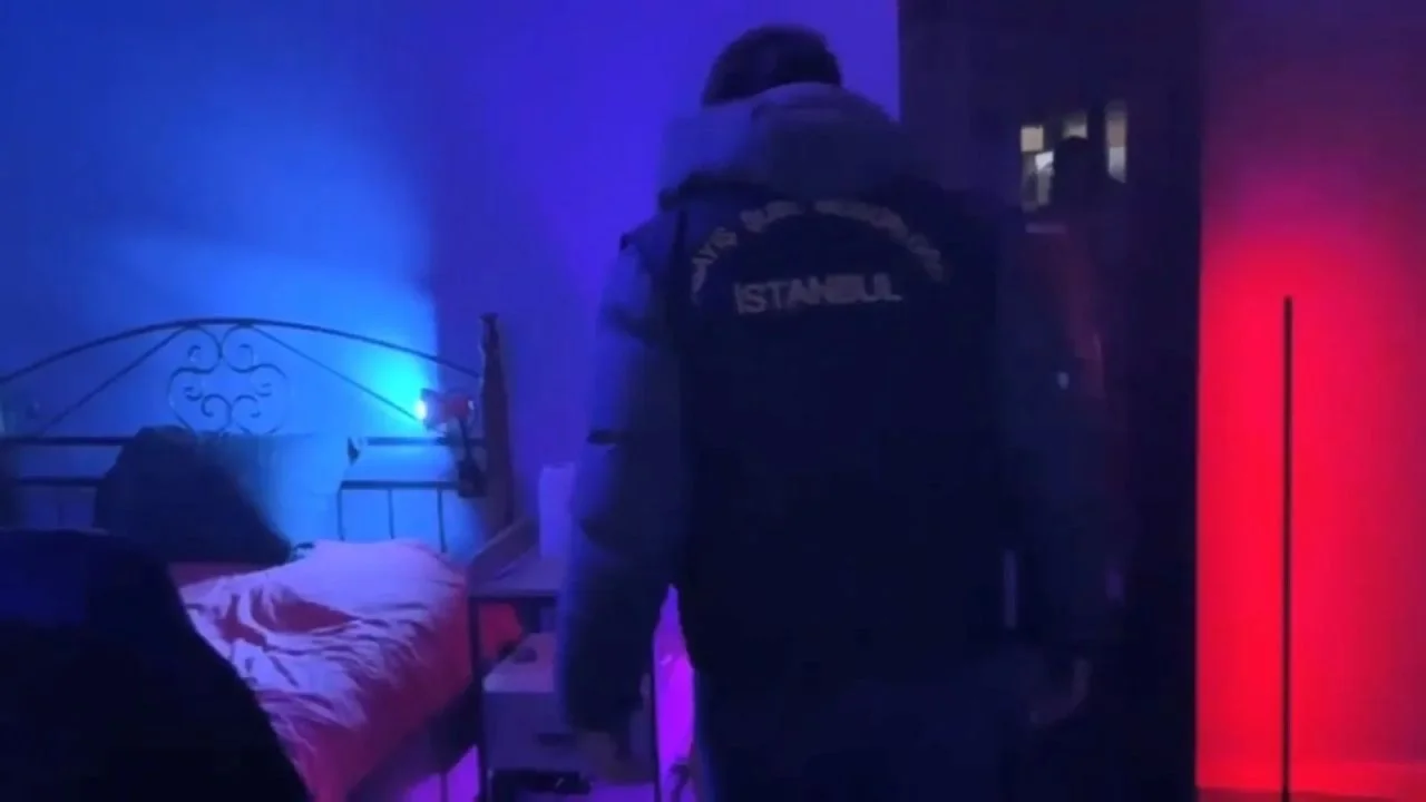 Kadıköy'de yılbaşı öncesi sapkın parti hazırlığı! Kırbaç, kafes ve boyunduruk bulundu... Şok baskın!
