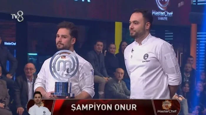 MasterChef Türkiye şampiyonu Onur Üresin oldu! Sosyal medya yıkıldı: Şefler şefliği bıraksın! İşte Onur ve Kerem'in imza tabağı...